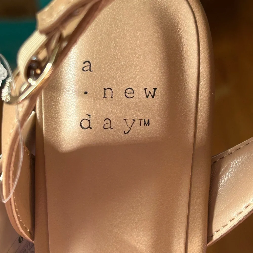 NWT New Day Sonora shoes Wom Sz 6 Tan open toe w strap, mem foam, Wedding, Proms